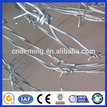 Precio bajo Buena calidad caliente sumergido galvanizado o PVC revestido de alambre de púas / alambre con Barb